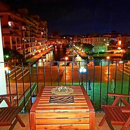 Apartment Premium Oceanside Apartment, Pool, Parking